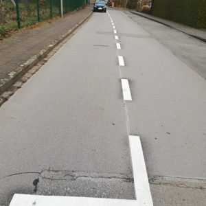 Alte Schulstraße: Parkbuchten markiert